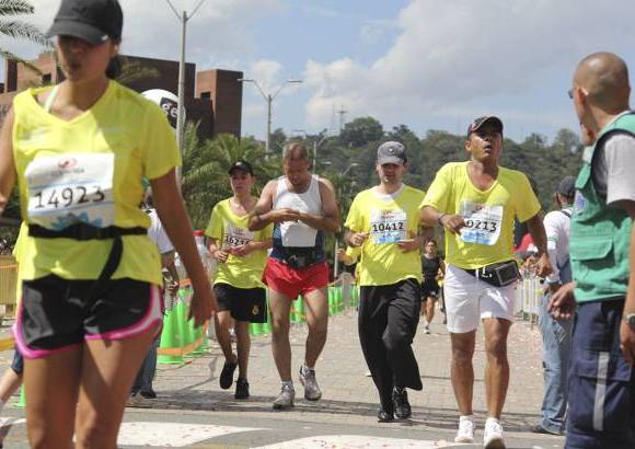 Esteban Jaramillo y Sebastián Salazar - Más de 10 mil competidores se dieron cita en esta histórica cita deportiva que se corría en las modalidades de 5, 10, 21 y 42 kilómetros.