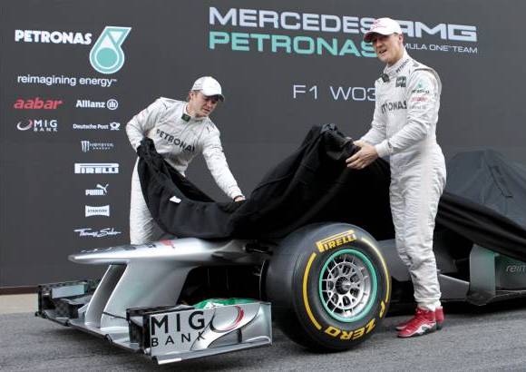 Reuters - El W03 es un monoplaza de estilo futurista, finas l&#237;neas y morro afilado, que combina el color plateado (del equipo) y el verde (de Petronas, su patrocinador principal).