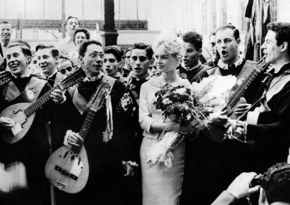 AFP - El 28 de julio de 1957, m&#250;sicos espa&#241;oles recib&#237;an a la actriz francesa a su llegada a Madrid, para el rodaje de &quot;Les bijoutiers du clair de lune &quot;(El cielo se cay&#243; esa noche), dirigida por su marido Roger Vadim.