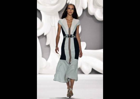 Reuters - La mujer que vamos a ver en la pr&#243;xima primavera verano es muy coqueta, muy femenina, a la que le gusta tener unos vestidos muy suaves, ligeros y nada pesados, afirm&#243; la dise&#241;adora, que apost&#243; por nuevos dise&#241;os muy fluidos con toques rom&#225;nticos.