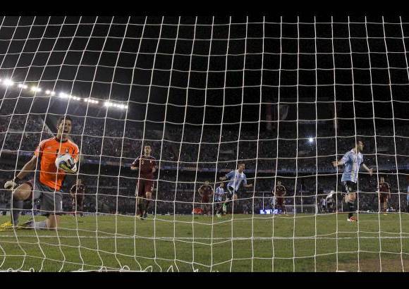 AP - Venezuela recibir&#225; el pr&#243;ximo martes a Colombia. Argentina va a jugar a La Paz ante Bolivia.