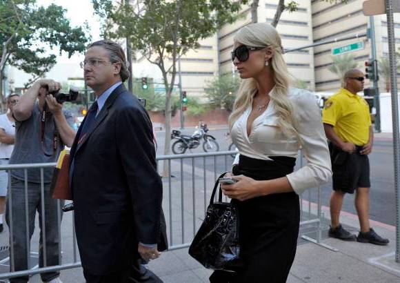 AP - Paris Hilton admiti&#243; que ten&#237;a coca&#237;na en su bolso y se declar&#243; culpable de dos cargos menores derivados de su detenci&#243;n el mes pasado en un hotel casino de Las Vegas.