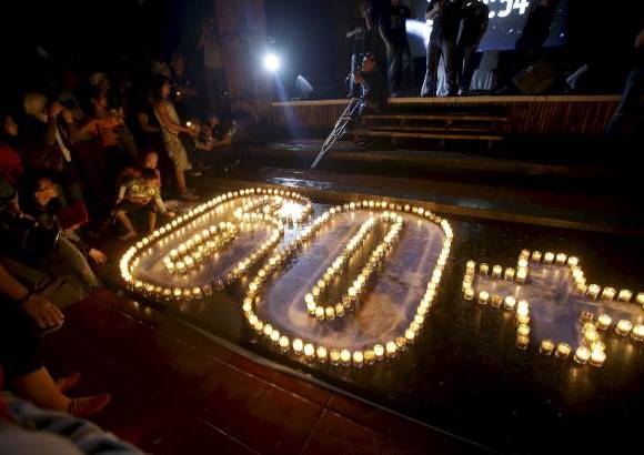 AP - Activistas encienden velas durante La Hora del Planeta en Yakarta, Indonesia.