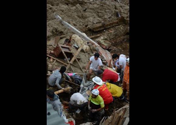 Colprensa - En segundos la monta&#241;a se volvi&#243; enemiga de una franja del sector. El inmenso barranco descendi&#243; derretido y se llev&#243; dos bancas de v&#237;as.