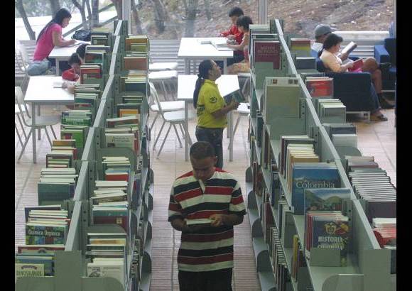FOTO EL COLOMBIANO - Espacios dise&#241;ados para contribuir a la transformaci&#243;n de la ciudad desde los &#225;mbitos educativo, cultural y social. En los parques biblioteca convergen distintas instituciones en un mismo espacio para generar tejido social y plantear un nuevo estilo de convivencia.