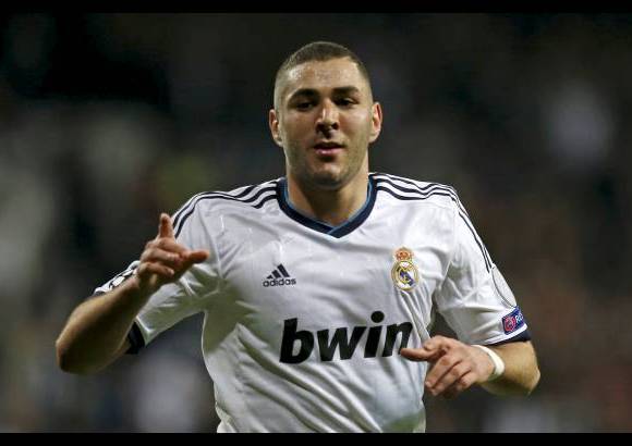 REUTERS - Galatasaray arriesgaba y pag&#243; su osad&#237;a antes de la media hora de juego, cuando un centro de Essien que cay&#243; en los pies de Benzema que no perdon&#243;.