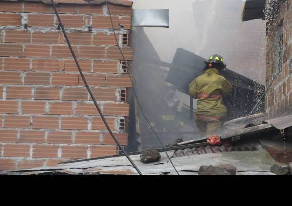 Santiago Olivares Tob&#243;n - Las llamas causaron p&#225;nico entre los vecinos.