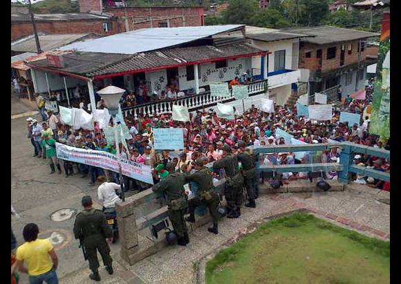 Andrés Ruiz - Los campesinos de Tarazá marcharon el miércoles para reclamar atención del Gobierno. Reclaman por las fumigaciones que afectan cultivos de caña, caucho y cacao.