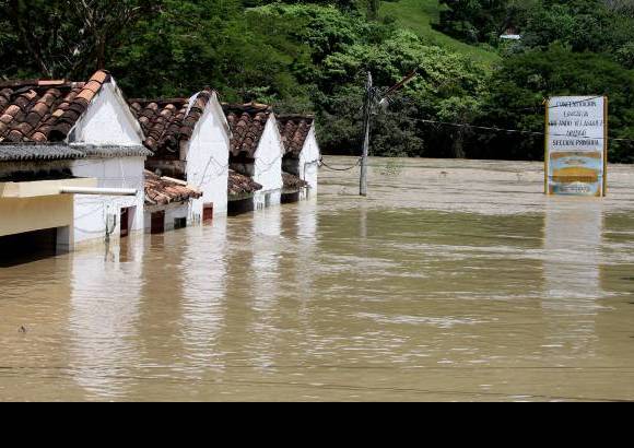 Donaldo Zuluaga - El agua supera los primeros pisos de las viviendas, lo que oblig&#243; a las evacuaciones.