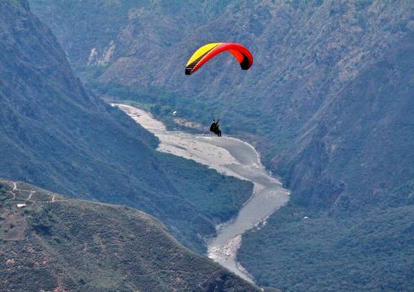 Henry Agudelo - Una de las emociones más fuertes se vive al sobrevolar el parque y el cañón en parapente.