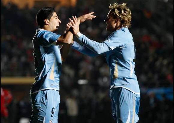 Reuters - Luis Su&#225;rez y Diego Forl&#225;n inquietaron el arco de los peruanos. Ac&#225; los dos celebran el gol que marc&#243; Su&#225;rez y que signific&#243; el empate para los charr&#250;as.