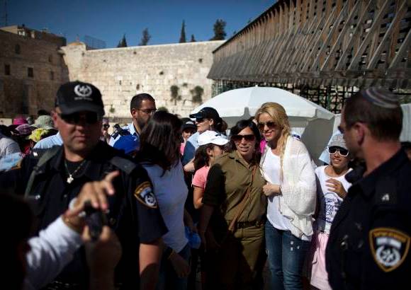 AP - La cantante colombiana Shakira y su novio, el jugador del F.C. Barcelona, Gerard Piqu&#233;, se encuentran de visita en Jerusal&#233;n, donde han causado una gran expectaci&#243;n entre los vecinos de la ciudad santa.