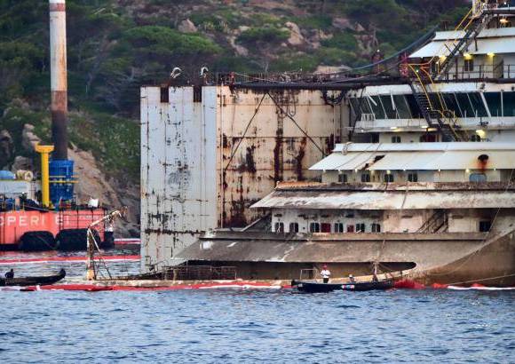 AFP - Su partida estaba programada para este lunes, pero una fuga de combustible durante las operaciones de reflote obligaron a posponerla.