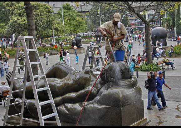 FOTO EL COLOMBIANO - El Parque de las Esculturas se convirti&#243; en referente cultural y tur&#237;stico de Medell&#237;n, y en ejemplo de recuperaci&#243;n social. Las esculturas est&#225;n en a la vista y alcance de todos los visitantes, que suelen tomarse fotos al lado de los &quot;gordos&quot; de Botero.