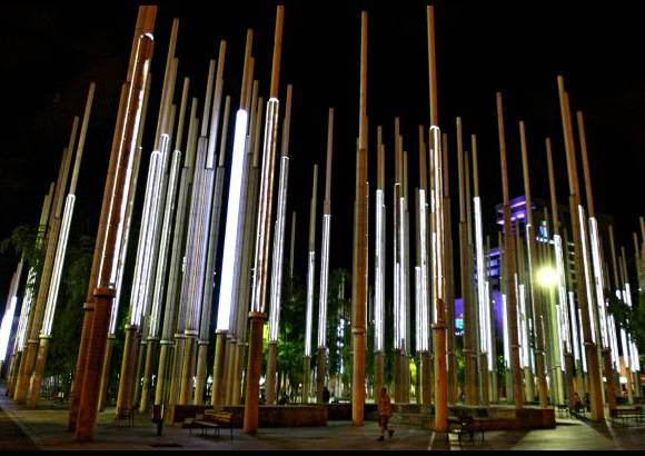 FOTO EL COLOMBIANO - En pleno centro de Medell&#237;n, frente al Centro Administrativo La Alpujarra, se levantan 300 enormes postes luminosos, 2.100 reflectores y 170 l&#225;mparas de piso que convierten al Parque de las luces en un moderno espacio p&#250;blico. La renovaci&#243;n de la Plaza de Cisneros se inaugur&#243; en el a&#241;o 2005.