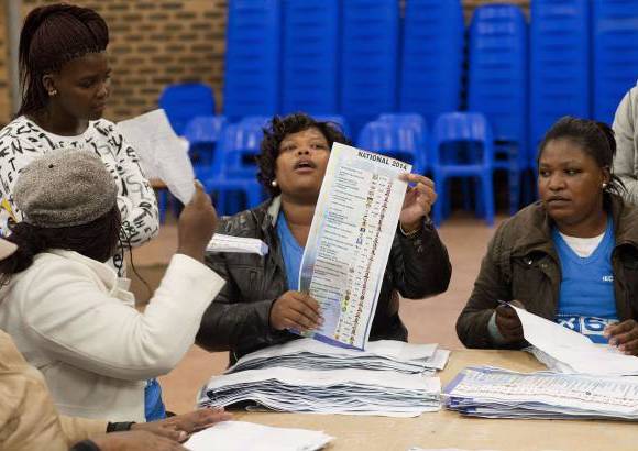 AFP - Al mismo tiempo se celebraron las elecciones a los parlamentos de las nueve provincias sudafricanas. El CNA logr&#243; mantener la regi&#243;n de Gauteng -motor econ&#243;mico del pa&#237;s y donde se encuentran Johannesburgo y Pretoria-, as&#237; como otras 7 provincias con resultados que se acercan al 80 por ciento de los apoyos en Limpopo y Mpumalanga.