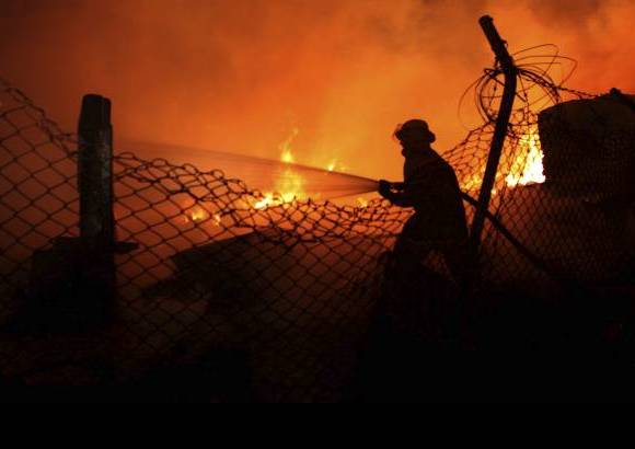 Manuel Saldarriaga - El incendio se presentó en la madrugada de este miércoles en el barrio Primavera del Municipio de Envigado. La conflagración comenzó en un deposito de maderas y las llamas alcanzaron cerca de 30 metros.