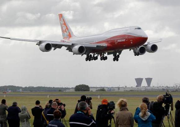 Reuters - El Boeing 747-8 Intercontinental realizó el primer vuelo internacional entre Estados Unidos y Francia, donde es exhibido en la Feria Aérea de París.