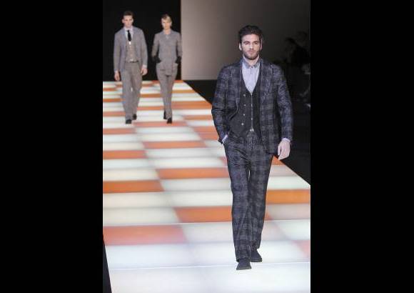 AP - Los tonos gris y negro se apoderan de la paleta de colores de la firma Armani.