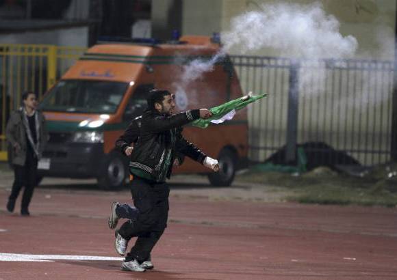 Reuters - &quot;Los ultras del Al Masry saltaron al campo a linchar a los jugadores del Al Ahly&quot;, relat&#243; Hosam Mohamed Mustafa, testigo de los graves disturbios.