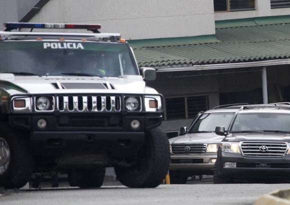 Julio Cesar Herrera - El Hummer de la Polic&#237;a fue el primer veh&#237;culo en salir.