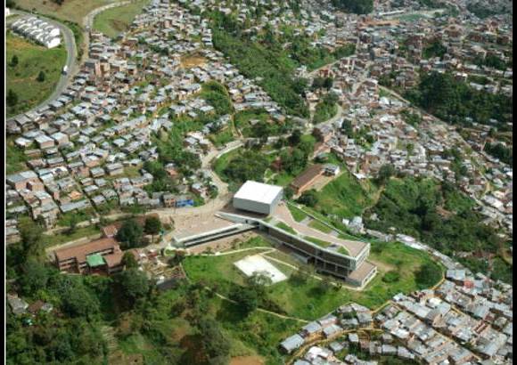 Categor&#237;a Proyecto Arquitect&#243;nico - El Colegio Santo Domingo Savio integra dos escuelas vecinas y propone un nuevo tejido de espacios p&#250;blicos para la zona.