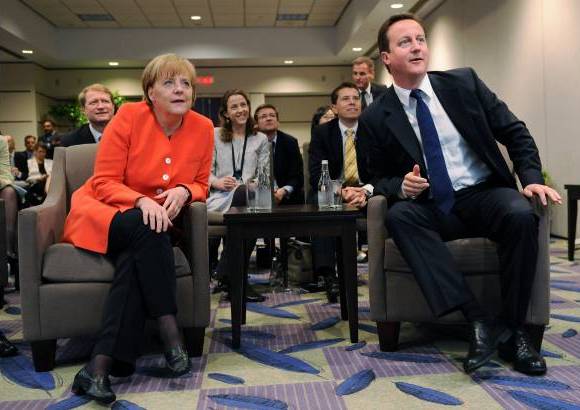 AP - Mientras la sesi&#243;n plenaria del G20 en Canad&#225; abordaba asuntos como la tasa bancaria o la reducci&#243;n del d&#233;ficit presupuestario, la canciller alemana, Angela Merkel, y el primer ministro brit&#225;nico, David Cameron, se escabull&#237;an para ver el partido juntos.