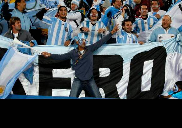 AP - Mucho más ruidosa, y también numerosa que la afición nigeriana, la hinchada albiceleste que pobló las gradas del Ellis Park colgó en las bancadas del segundo anfiteatro infinidad de pancartas con los colores de su selección y convirtió el escenario en La Bombonera.