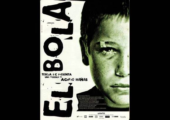 Retrospectiva Óperas Primas: El Bola - Director: Achero Mañas. Sinopsis: A su llegada al barrio El Bola, Alfredo y Pablo se convierten en amigos. Los padres de Alfredo descubrirán que Pablo es maltratado en su hogar. Pese a su interés, Pablo se refugiará en sus temores.