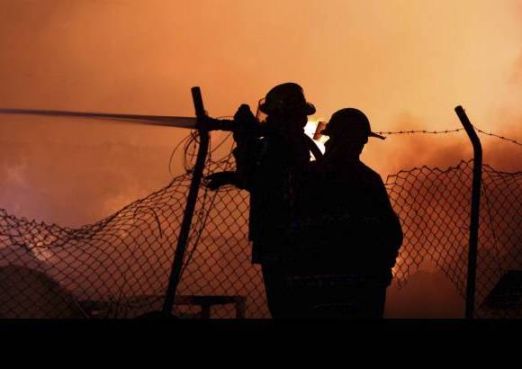 Manuel Saldarriaga - El incendio se presentó en la madrugada de este miércoles en el barrio Primavera del Municipio de Envigado. La conflagración comenzó en un deposito de maderas y las llamas alcanzaron cerca de 30 metros.