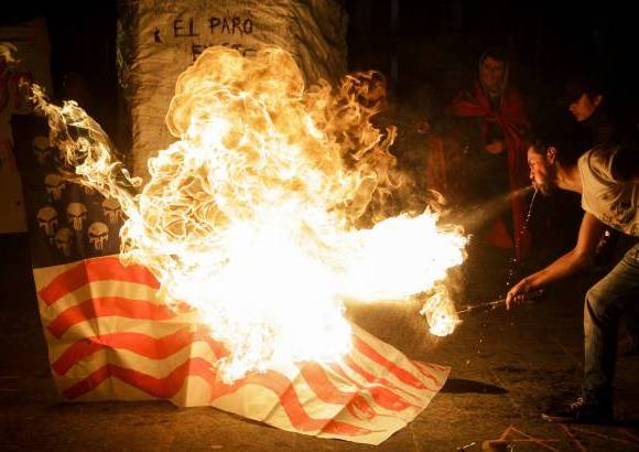 Colprensa - M&#225;s de 2.000 estudiantes y profesores marcharon con antorchas por las calles de Bogot&#225;, en apoyo al paro de maestros y exigiendo al Gobierno mejores condiciones laborales, mejores salarios, el pago de los acuerdos firmados desde el Ministerio de Educaci&#243;n con Fecode y la no privatizaci&#243;n de la educaci&#243;n.