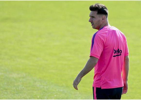 Afp - El retorno de Lionel Messi a los entrenamientos del Barcelona, tras agotar sus vacaciones, despertó la curiosidad entre los seguidores del jugador en las redes sociales sobre todo por el nuevo look que luce el futbolista argentino.