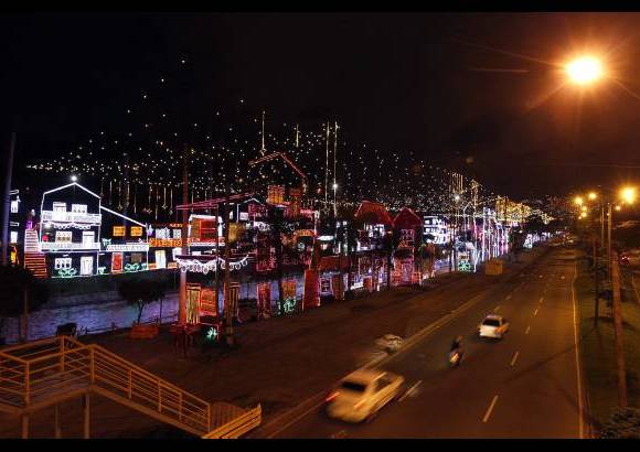 Manuel Saldarriaga - La tradición antioqueña inspira el alumbrado de la ciudad, que recibe el nombre Nuestra Navidad.