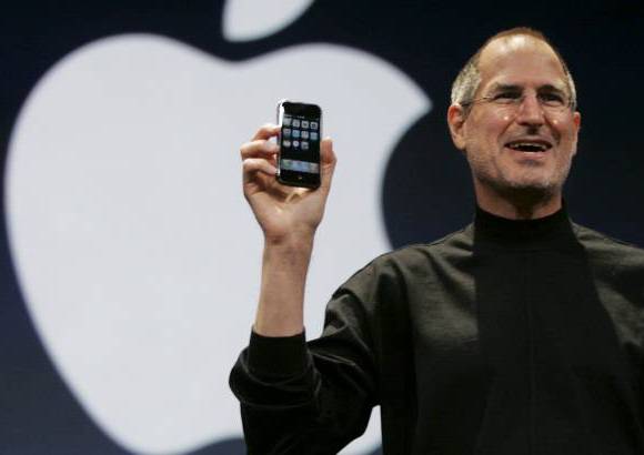Archivo - En el Mac World Expo, el tradicional encuentro de principios de a&#241;o, en 2007, Steve Jobs subi&#243; al escenario para presentar el primer tel&#233;fono con la marca de la emblem&#225;tica manzana. Un iPod, un tel&#233;fono, un dispositivo con internet m&#243;vil, no son tres diferentes equipos. Lo hemos llamado un iPhone, dijo Jobs.