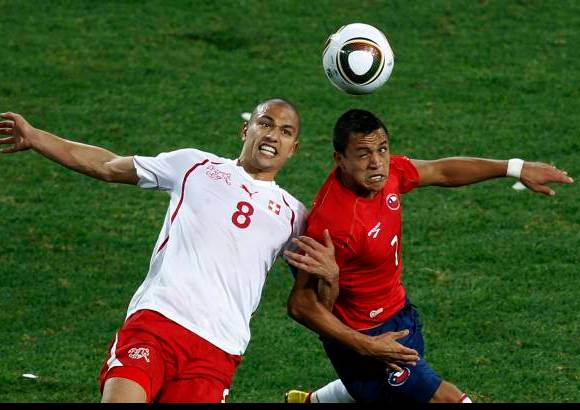 AP - El partido fue como se previa. Chile dominó el balón ante la muralla sin complejos de Hitzfeld.