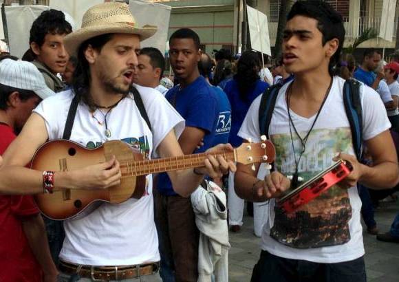 Cortes&#237;a - Con m&#250;sica y cantos, los j&#243;venes pidieron que llegue la paz a Colombia.