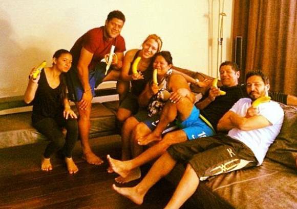 FOTOS CORTES&#205;A - Hulk pos&#243; junto a familiares y amigos en apoyo a su compa&#241;ero.