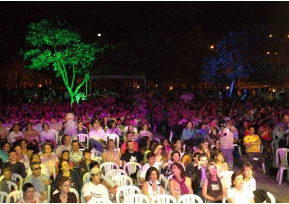 FOTO EL COLOMBIANO - Algunos ejemplos: El Parque Cultural Nocturno funcionará en el Parque de los Pies descalzos, donde se presentarán conciertos con diversas músicas del mundo y espectáculos humorísticos.