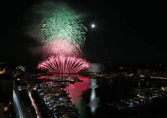 Reuters - Fuegos artificiales chinos se ven sobre el puerto de M&#243;naco, ya que este pa&#237;s participa en el concurso internacional de fuegos artificiales Pyromelodic que se realiza en dicha ciudad.