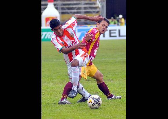 Colprensa - Cuando salió del campo Yulián Mejía, los tolimenses lo aplaudieron, reconociendo su gran partido, que lo dejó como la figura.