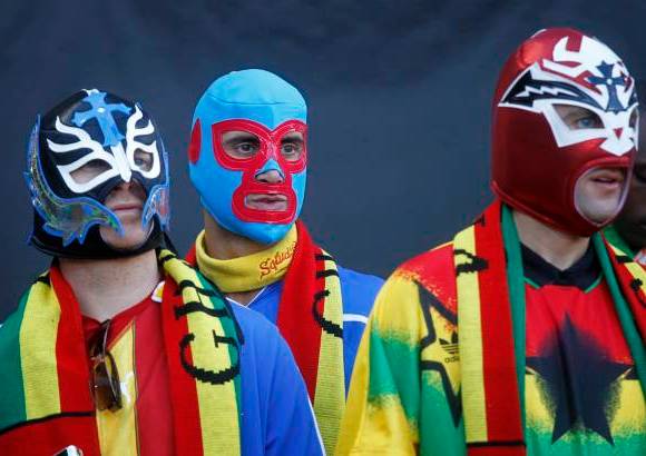 AP - Curiosidades de los hinchas con marcaras al mejor estilo de los luchadores mexicanos.