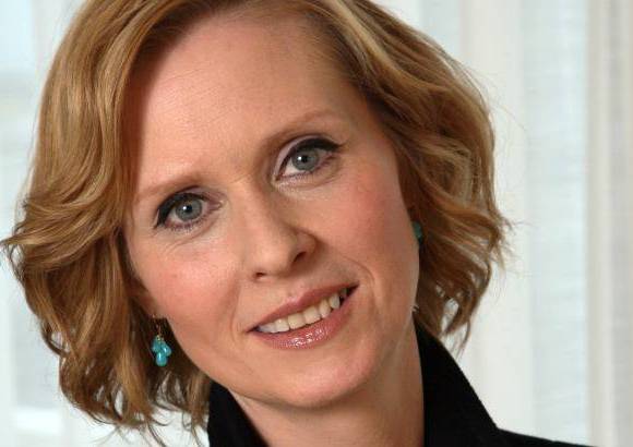 AP - Cynthia Nixon, la afamada abogada Miranda Hobbes de Sex and the City, desde los 35 a&#241;os se practicaba mamograf&#237;as, por antecendentes de su familia. Esto le permiti&#243; identificar la enfermedad a tiempo y superarlo. Hoy por hoy, apoya a una organizaci&#243;n que ayuda a las mujeres con &#233;sta enfermedad.