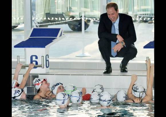 Reuters - El príncipe Guillermo interrumpe por un momento la clase de natación de los alumnos de la Academia Católica de San José al norte de Ingleterra para entregar un mensaje positivo a los jóvenes.