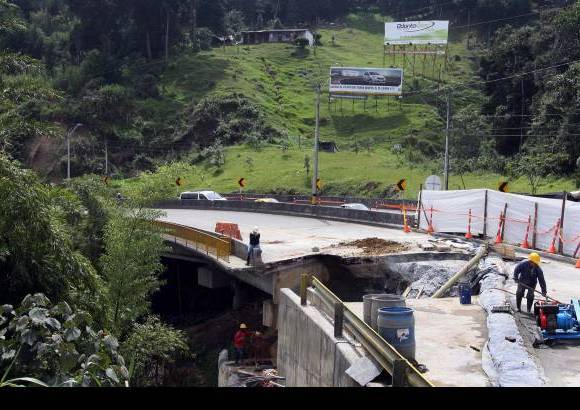 Manuel Saldarriaga - Kil&#243;metro 11,3. La quebrada La Aguacatala origin&#243; un da&#241;o estructural a la v&#237;a, que se manifest&#243; en el mes de mayo. Hay paso bidireccional por la calzada de descenso.