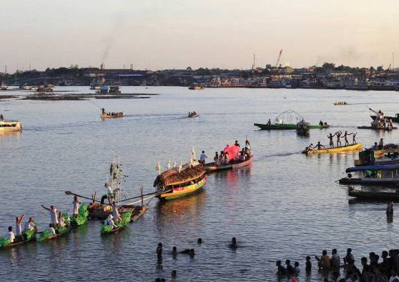 Reuters - Pequeños barcos y balsas desfilaban con coloridas representaciones de la luna, los arboles y de animales de la zona como el delfín rosado, la anaconda, la garza y el caimán.