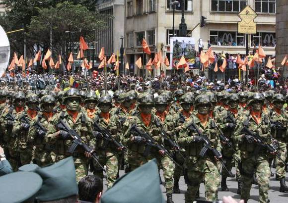 Colprensa - En prevenci&#243;n de cualquier hecho que alterar&#225; el desfile, este fue acompa&#241;ado por unos 6.000 polic&#237;as y 4.000 miembros del Ej&#233;rcito colombiano.