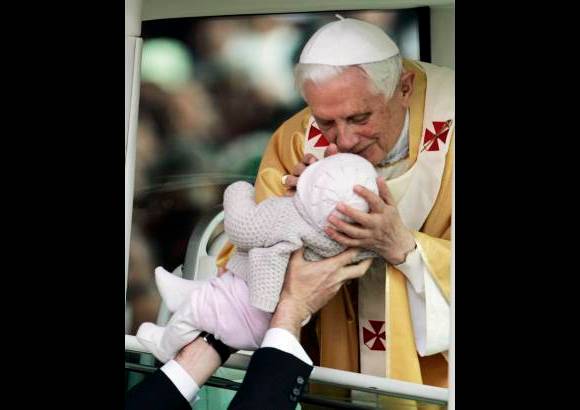 Reuters - Benedicto XVI se&#241;al&#243; que este a&#241;o se cumple el d&#233;cimo aniversario de la beatificaci&#243;n de Jacinta y Francisco, dos de los tres ni&#241;os videntes; el quinto de la muerte de Luc&#237;a, la otra ni&#241;a vidente y que transmiti&#243; el llamado Secreto de F&#225;tima; y el centenario del nacimiento de Jacinta.
