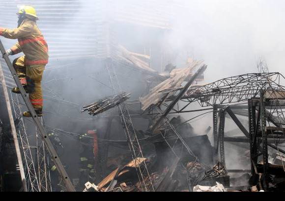 Foto Jaime P&#233;rez - El techo de la f&#225;brica colaps&#243;, debido a las llamas.