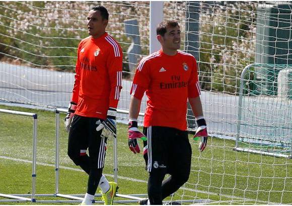 Reuters - Entre ellos los porteros, Iker Casillas (derecha), hasta ahora el titular, y el costarricense Keylor Navas (izquierda), que fue presentado en la ma&#241;ana de este martes con el club blanco.