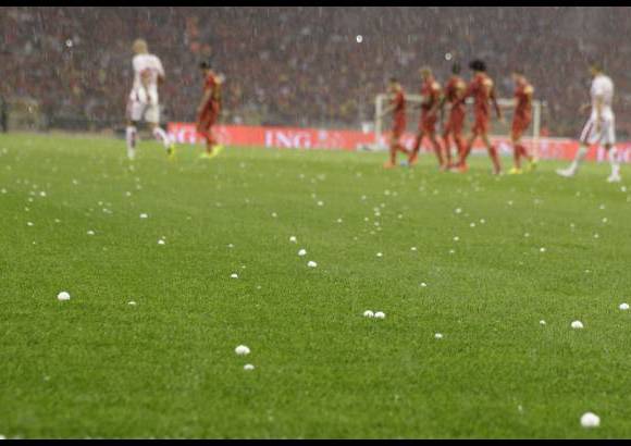 AP - En los días previos al Mundial los jugadores se prepararon jugando partidos amistosos. Los equipos de Túnez y Bélgica sufrieron una dura tormenta en el estadio rey Baduino en Bruselas.